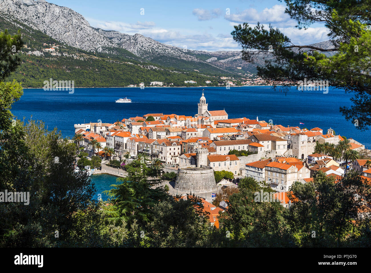 La vieille ville de Korcula, encadrement dans les arbres. Banque D'Images