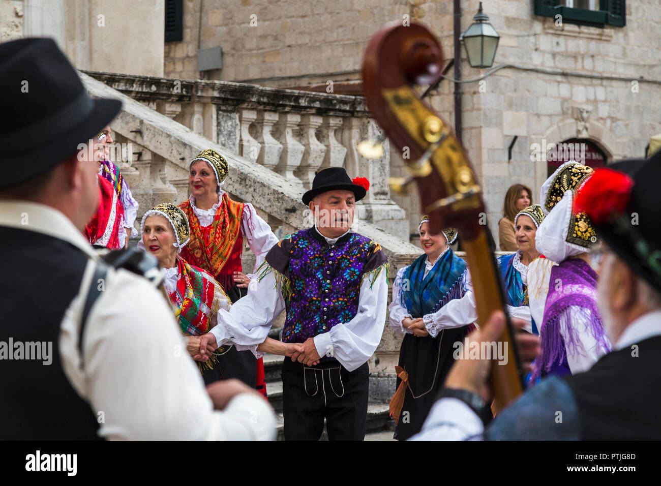 Folklore croate danseurs dans la vieille ville de Dubrovnik. Banque D'Images