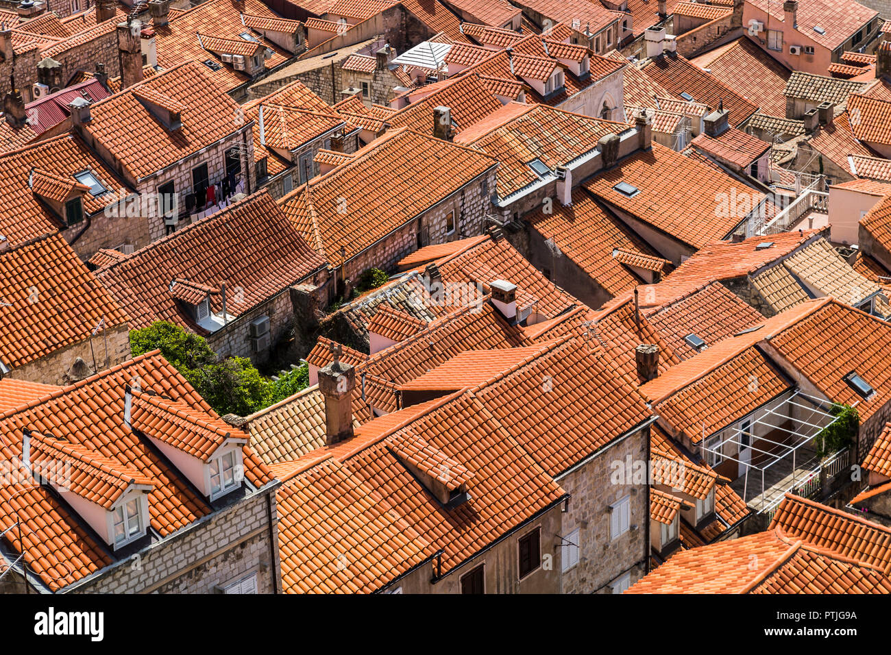 Façades en pierre et toits de tuiles orange qui composent un paysage typique de Dubrovnik. Banque D'Images