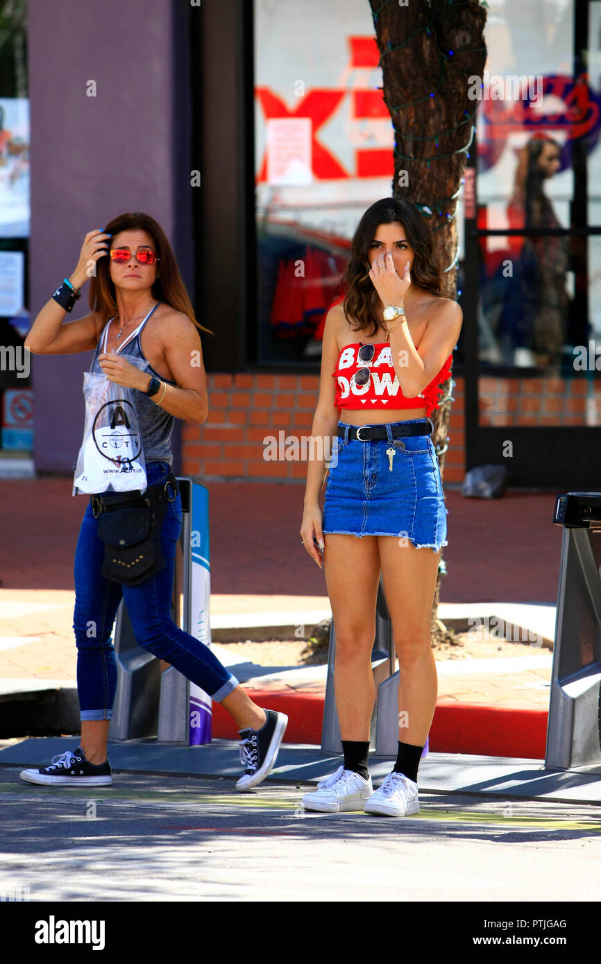 Les étudiantes portant un ours bas Université de l'Arizona à Tucson AZ tanktop Banque D'Images