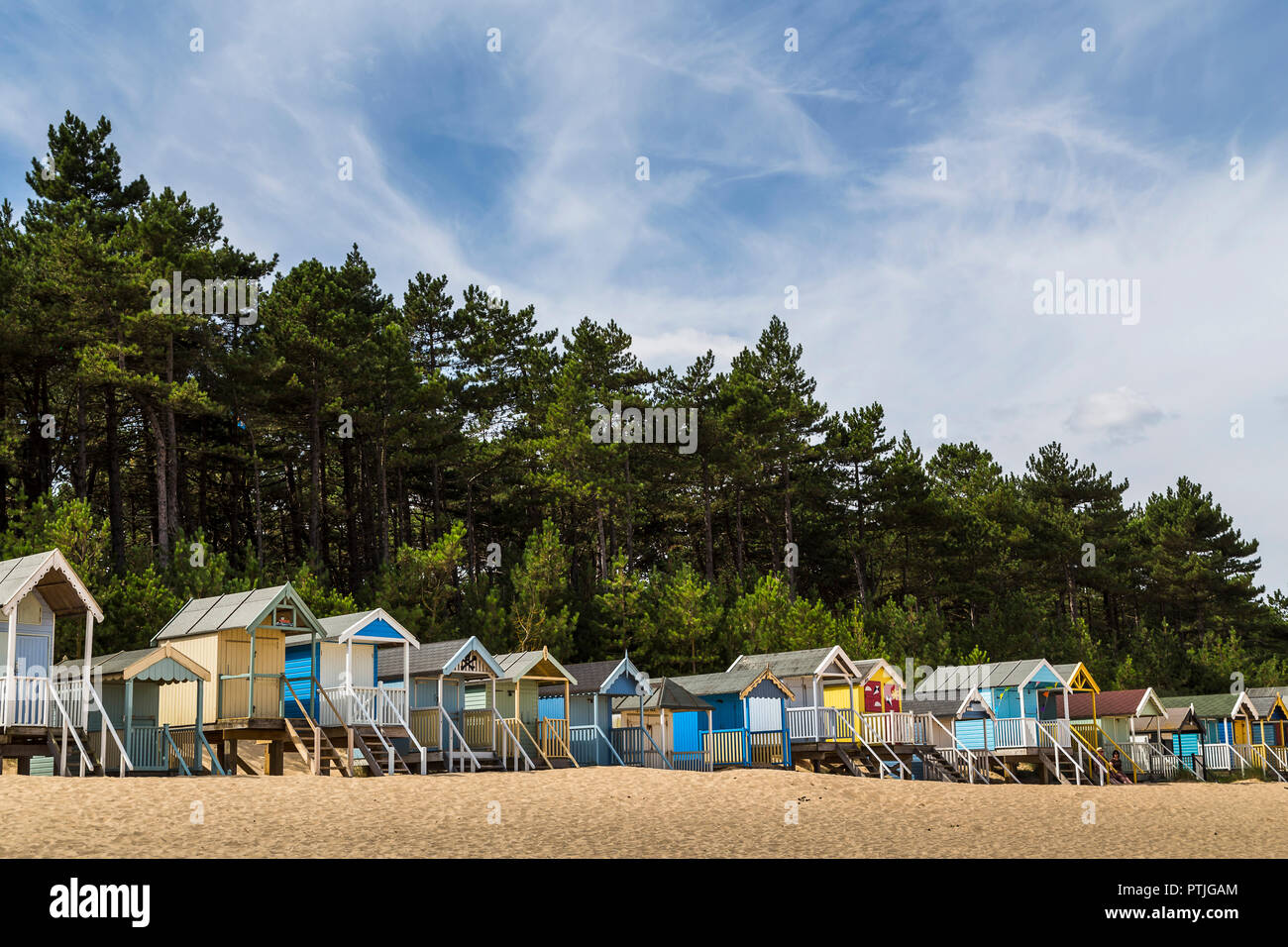 Cabines de plage par la forêt de pins dans des puits à côté de la mer. Banque D'Images