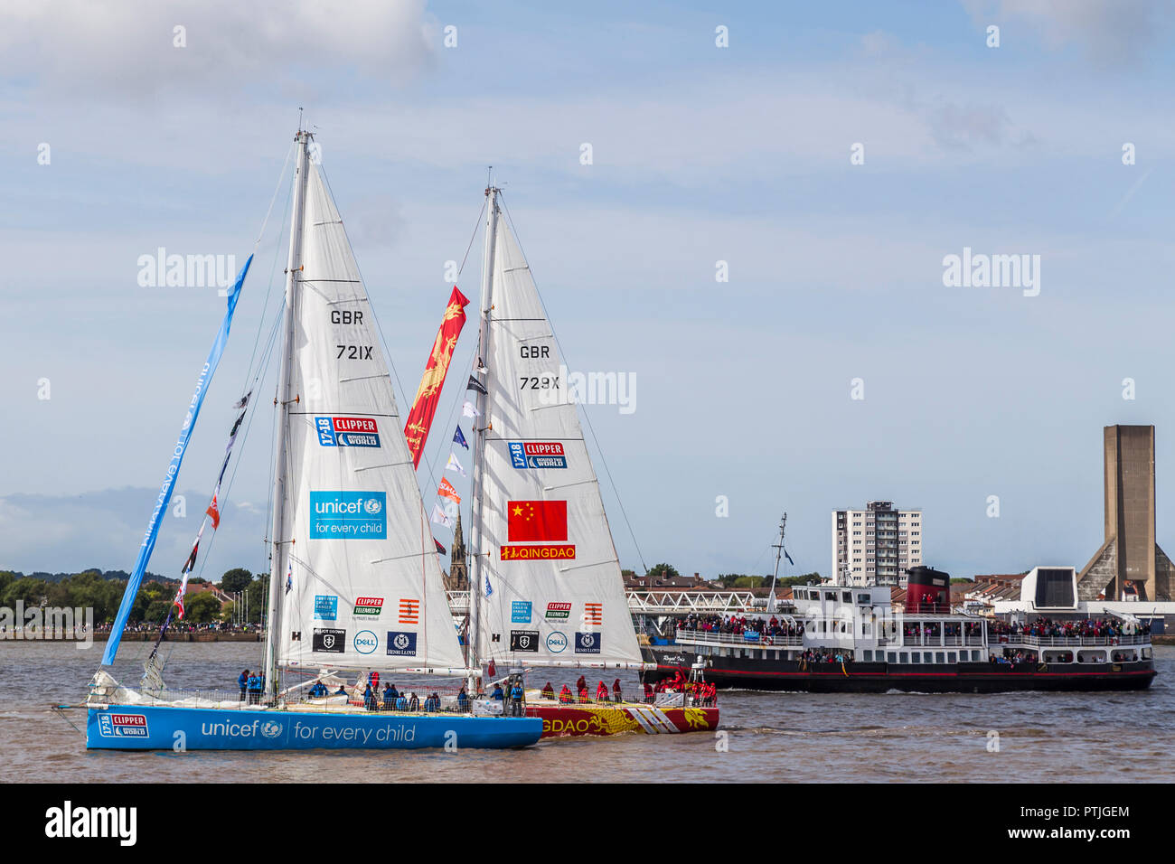 L'UNICEF et Qingdao yachts dépassent les Iris Royal bateau sur la rivière Mersey. Banque D'Images
