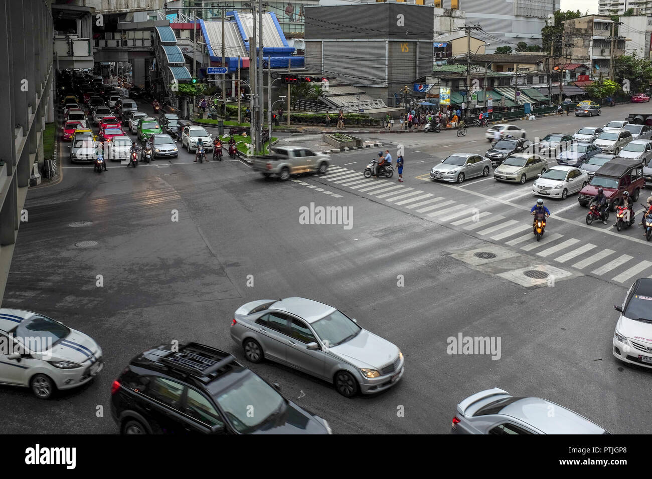 Wagons à une intersection achalandée au cours du trajet du matin. Banque D'Images