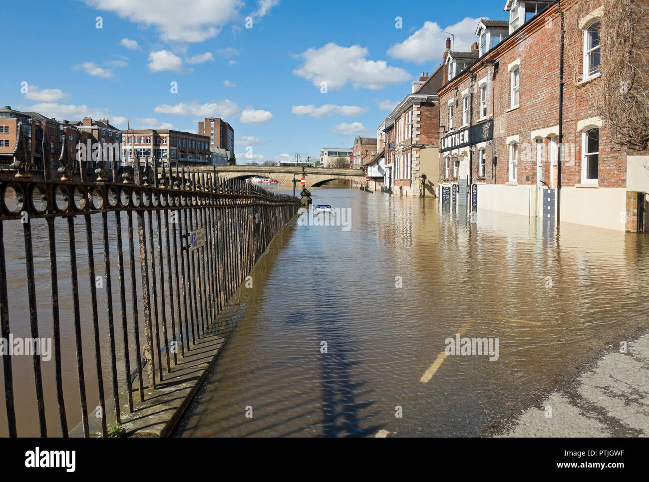 L'eau de l'inondation à Kings Staith. Banque D'Images