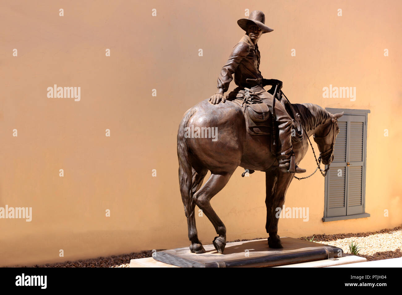Hier, c'est demain - cowboy sur un cheval sculpture au Musée d'art cour intérieure à Tucson, AZ Banque D'Images