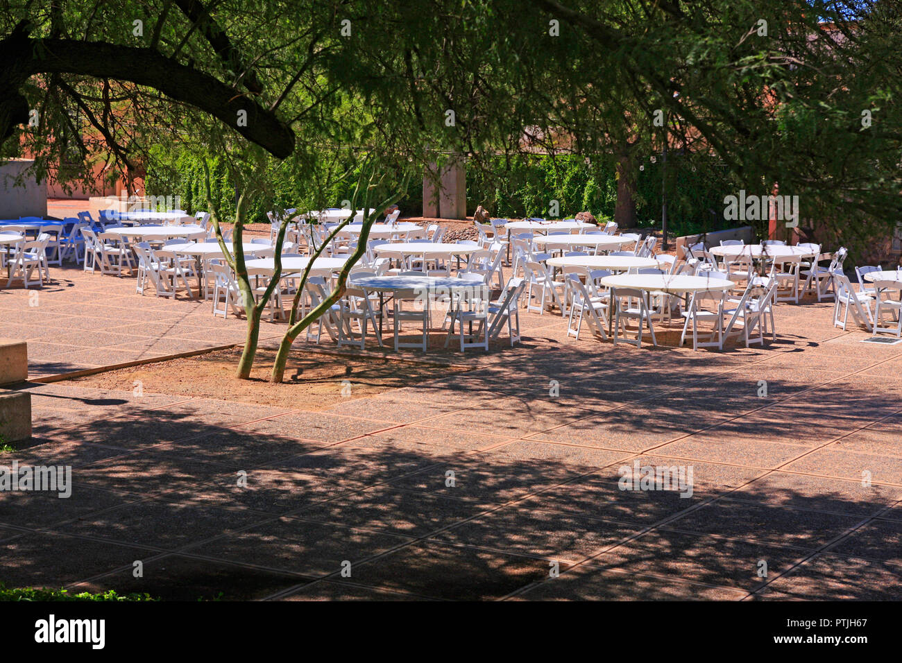 Tables et chaises en plastique blanc à l'extérieur du Cafe A LA C'art au Musée d'art de cour, Tucson, AZ Banque D'Images