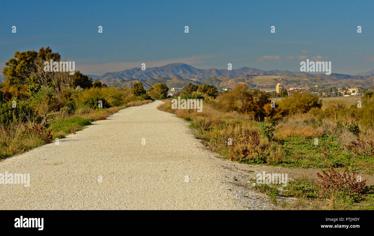 Dans le paysage de l'estuaire de la rivière Guadalhorce réserve naturelle, menant à la montagne. Malaga, Espagne Banque D'Images