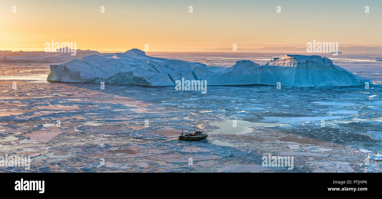 Coucher de soleil sur le fjord glacé d'Ilulissat à Kangia dans l'ouest du Groenland. Banque D'Images