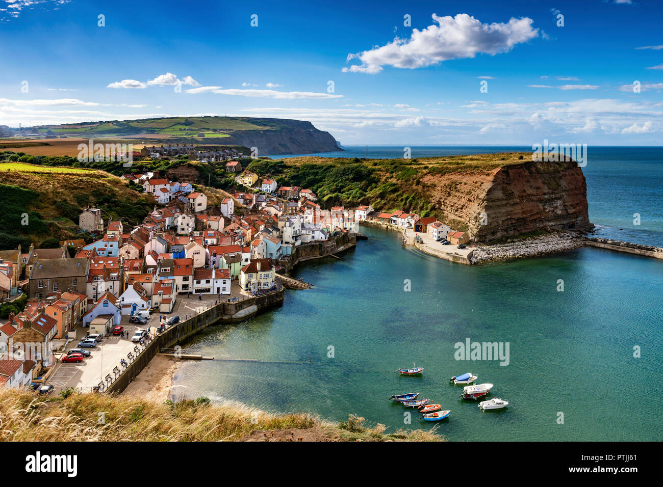 Après-midi au village de Staithes Penny Nab. Banque D'Images