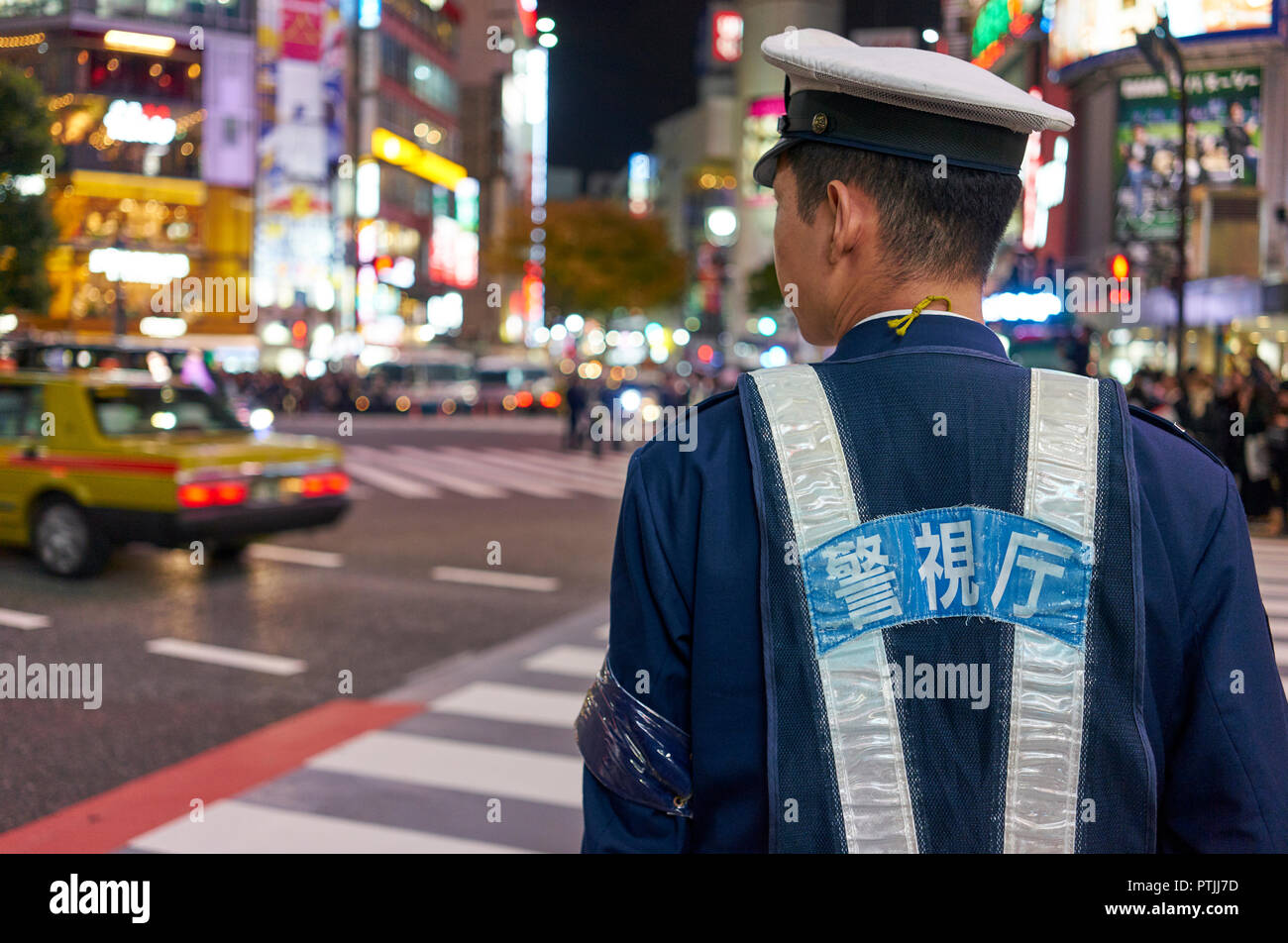 Policier japonais au croisement de Shibuya à Tokyo. Banque D'Images