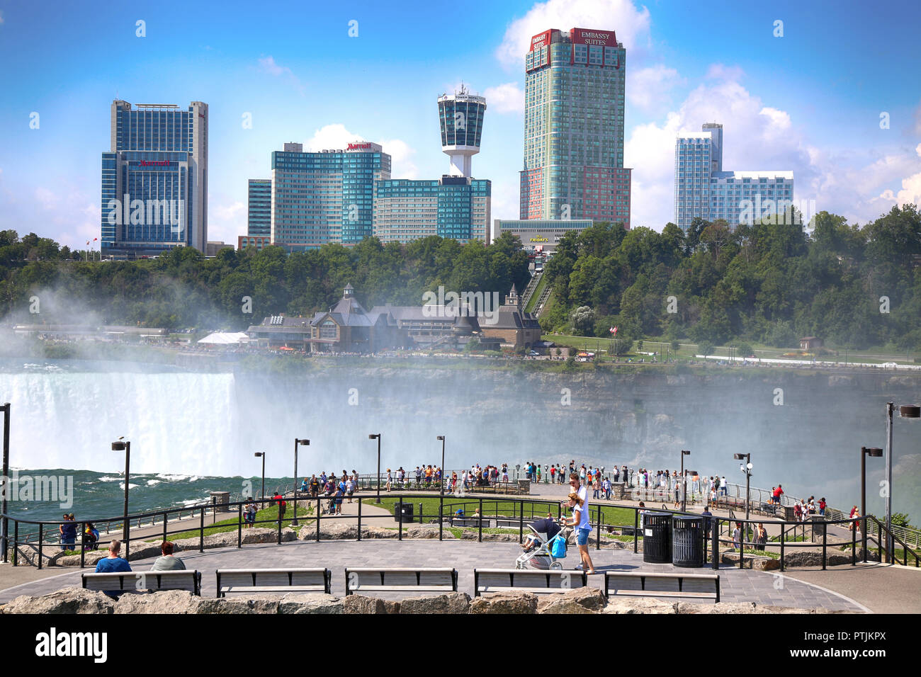 Niagara Falls, USA - Le 29 août 2018 : les touristes voir les chutes du Niagara du côté canadien avec de célèbres hôtels en face du côté américain, New York Sta Banque D'Images