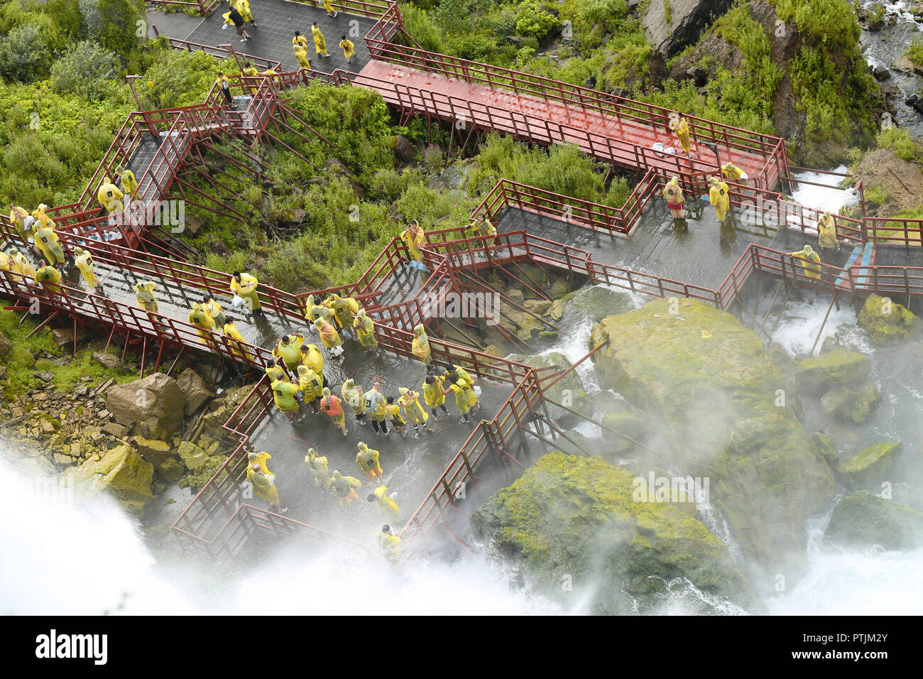Niagara Falls, USA - Le 29 août 2018 : une passerelle en bois conduit les visiteurs jusqu'à la base de l'American falls de Niagara Falls, New York State, USA Banque D'Images