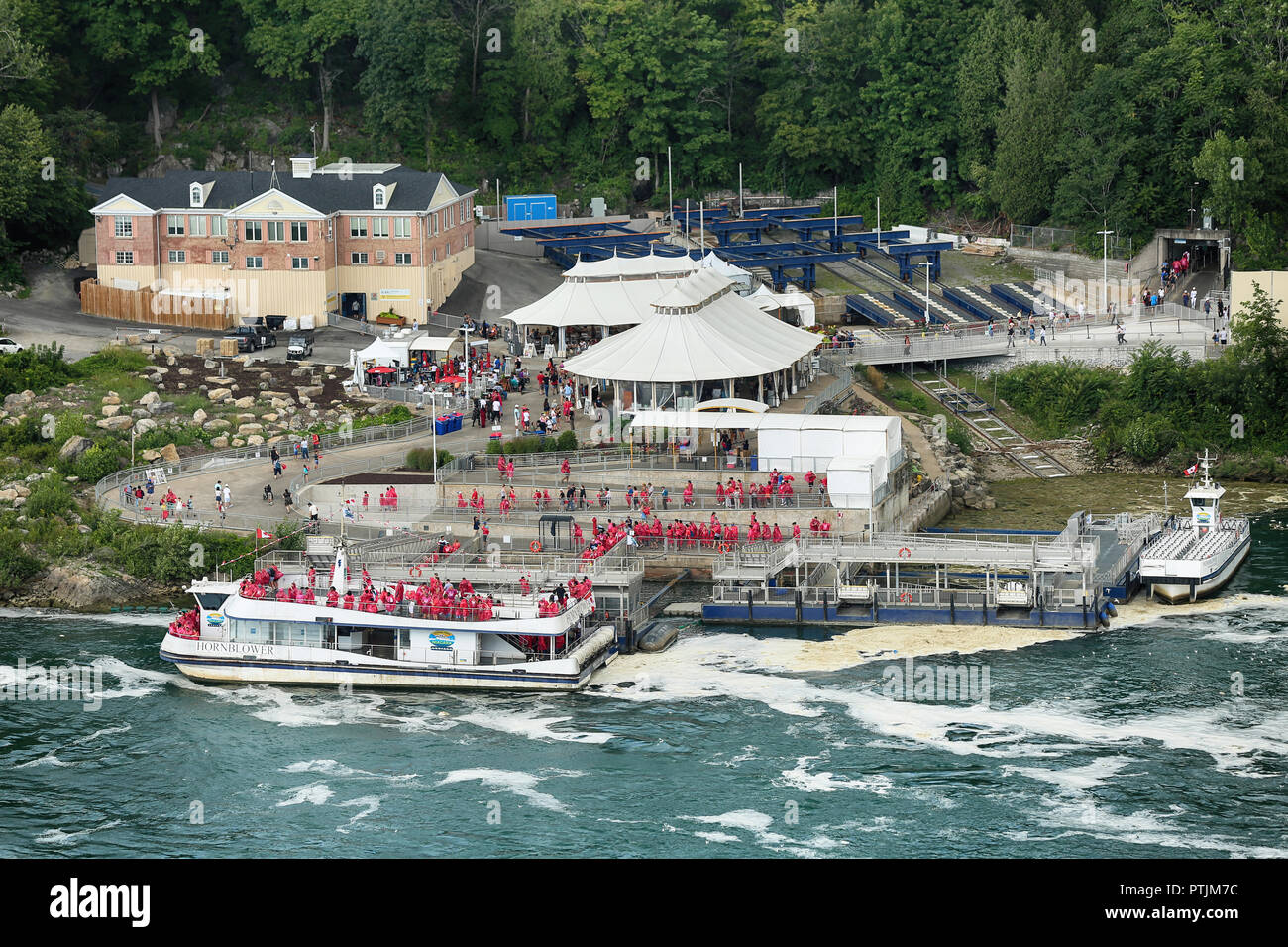 Niagara Falls, USA - Le 29 août 2018 : descendre les passagers sur le bateau pour s'approcher d'Horseshoe chute Niagara Banque D'Images