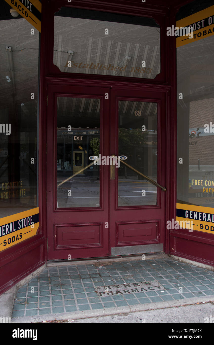 double porte rouge d'une vitrine vide Banque D'Images