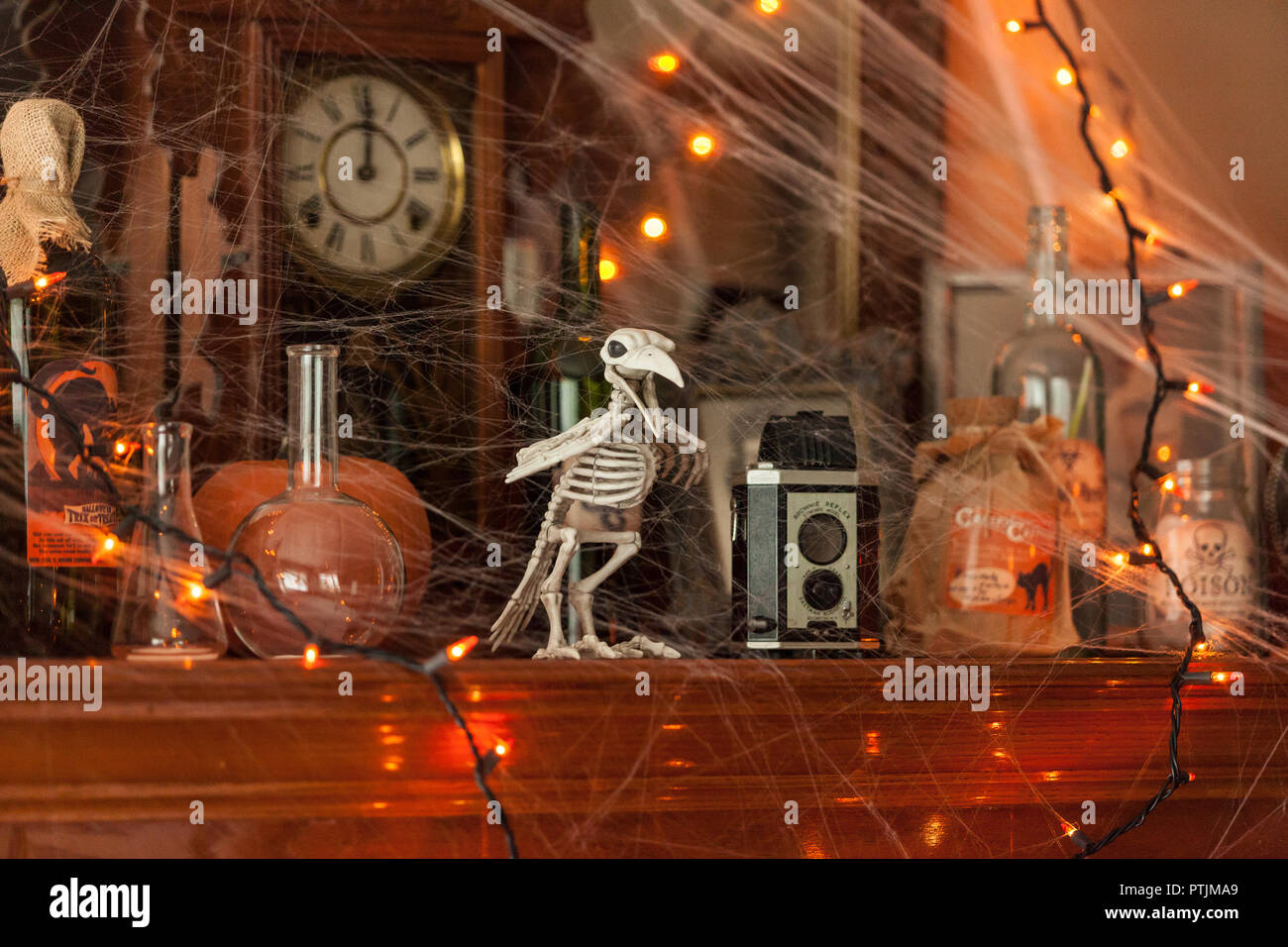 WOODBRIDGE, NEW JERSEY - 9 octobre, 2018 : Spooky Halloween décorations ornent un manteau de cheminée résidentielle. Banque D'Images