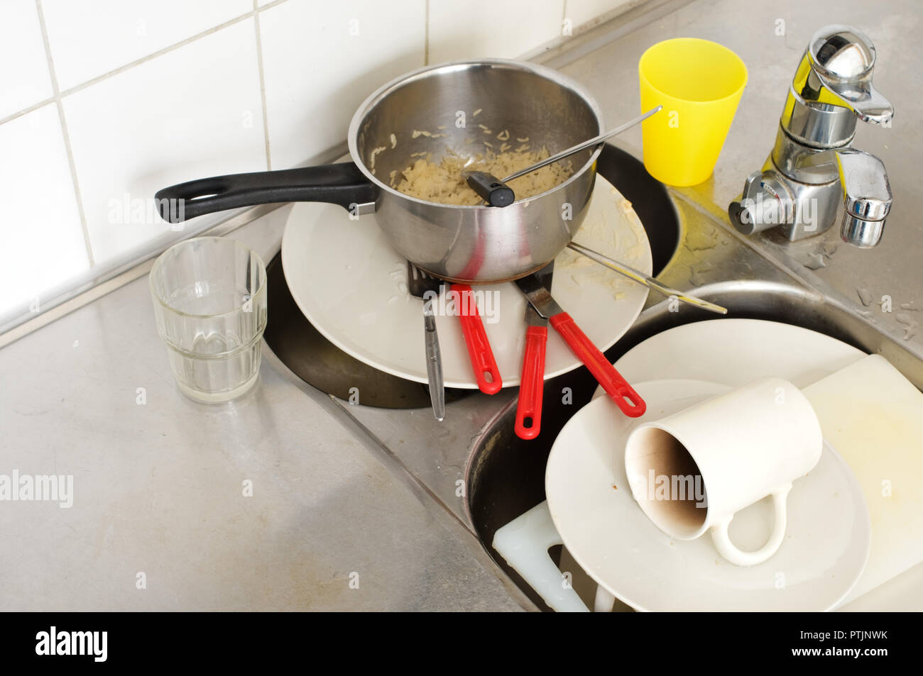 La vaisselle sale dans l'évier. Banque D'Images