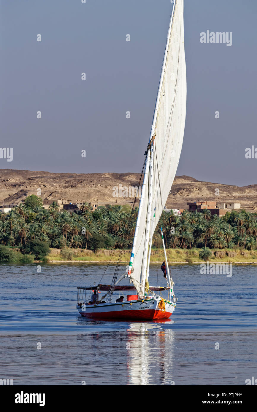 Felouque naviguant sur le Nil en Egypte Banque D'Images