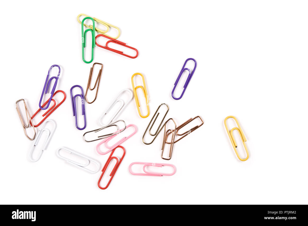 Close-up of multi-colored trombones sur un fond blanc. Banque D'Images