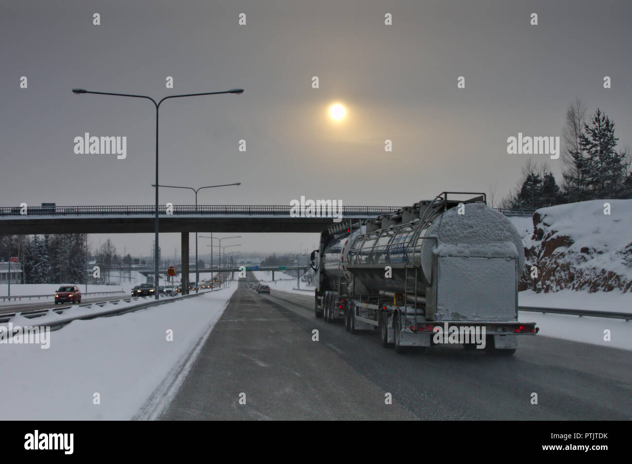 Un camion-citerne sur l'autoroute, l'hiver en Finlande. Photo prise à Vantaa, Finlande. L'hiver 2018 Banque D'Images