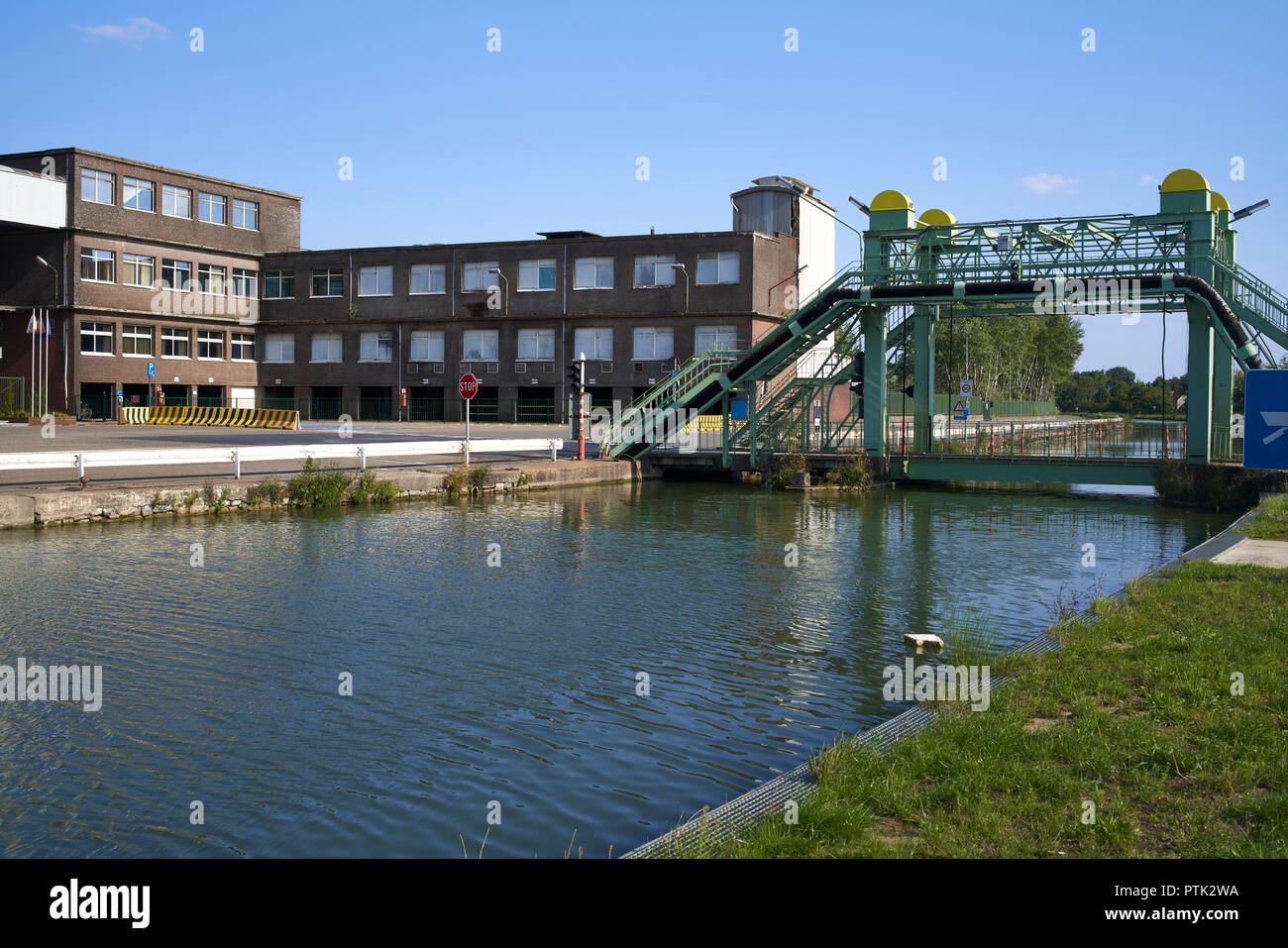 Ancien pont-levis et canal à l'usine de fusion du zinc Nyrstar à Balen, Belgique Banque D'Images