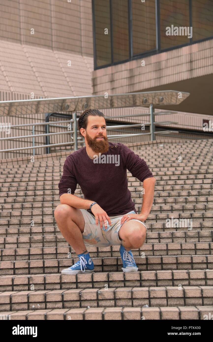 Une séance photo avec un homme, avec barbe et cheveux longs. Banque D'Images