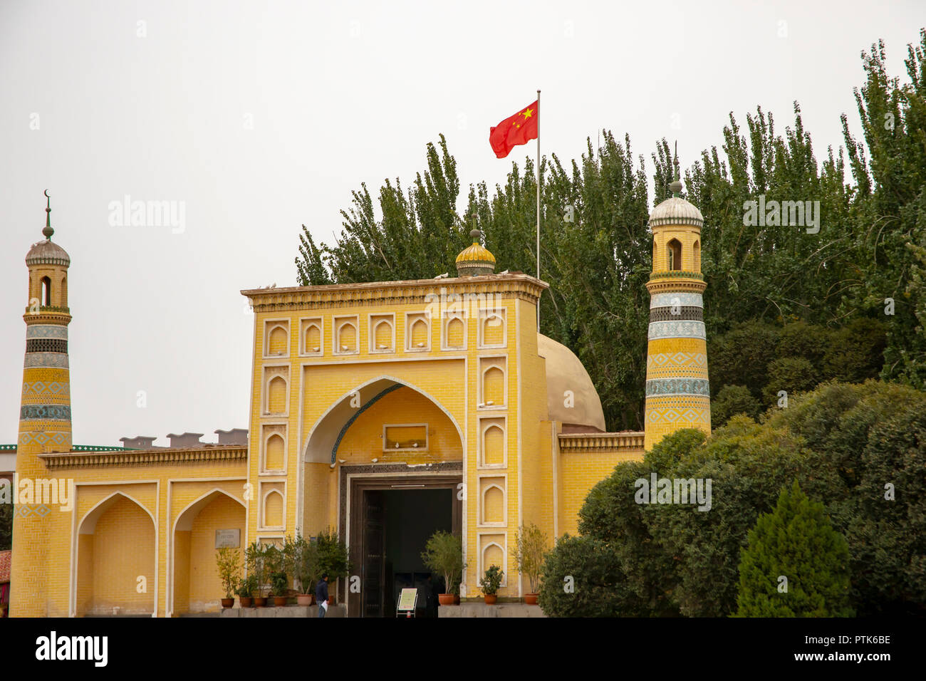 La place vide autour de la mosquée Eidgah Uigher avec drapeau chinois de Kashgar, ou Kashi, Xinjiang, Chine. Banque D'Images