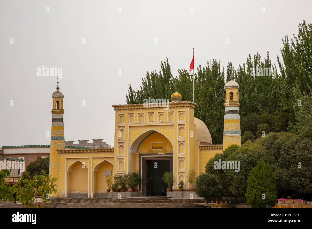 La place vide autour de Eidgah drapeau chinois de Kashgar, ou Kashi, Xinjiang, Chine. Banque D'Images