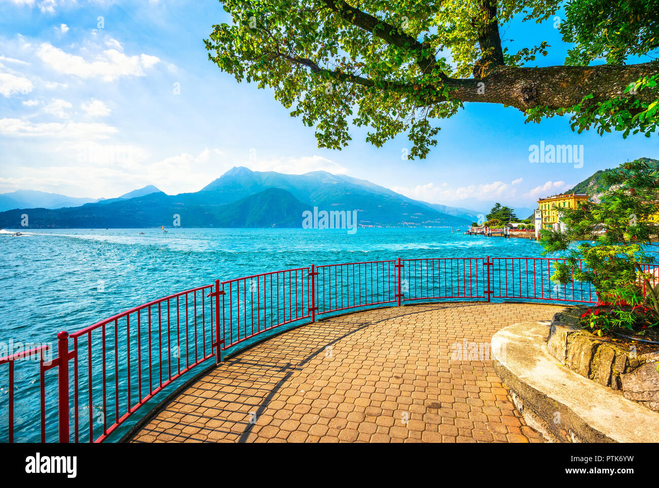 Les amateurs de marche de Varenna à Como lake district. Traditionnel italien lake village. L'Italie, l'Europe. Banque D'Images