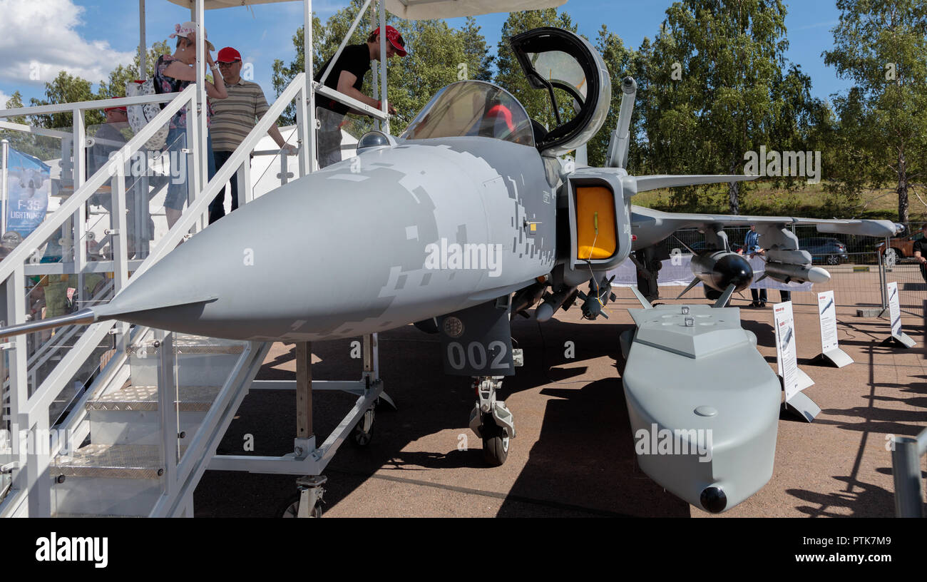 L'Agence suédoise Saab JAS 39 Gripen E de combat polyvalent représenté par une maquette à l'Armée de l'Air Finlandaise anniversaire 100 ans Air Show à Tikkakoski. Banque D'Images