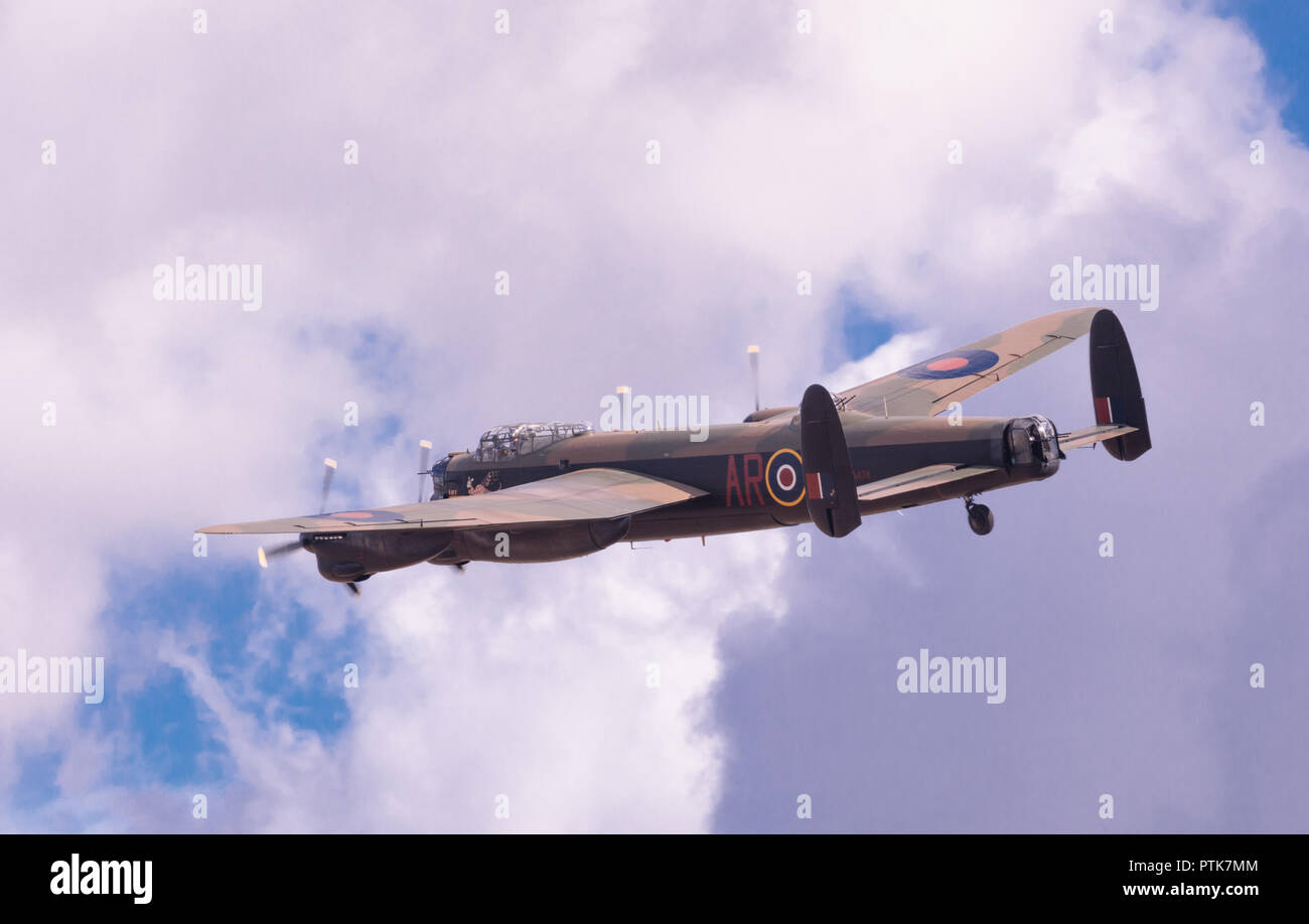Vétéran de la DEUXIÈME GUERRE MONDIALE un Avro Lancaster de la Royal Air Force Bomber à l'IWM Duxford Air Show. Banque D'Images
