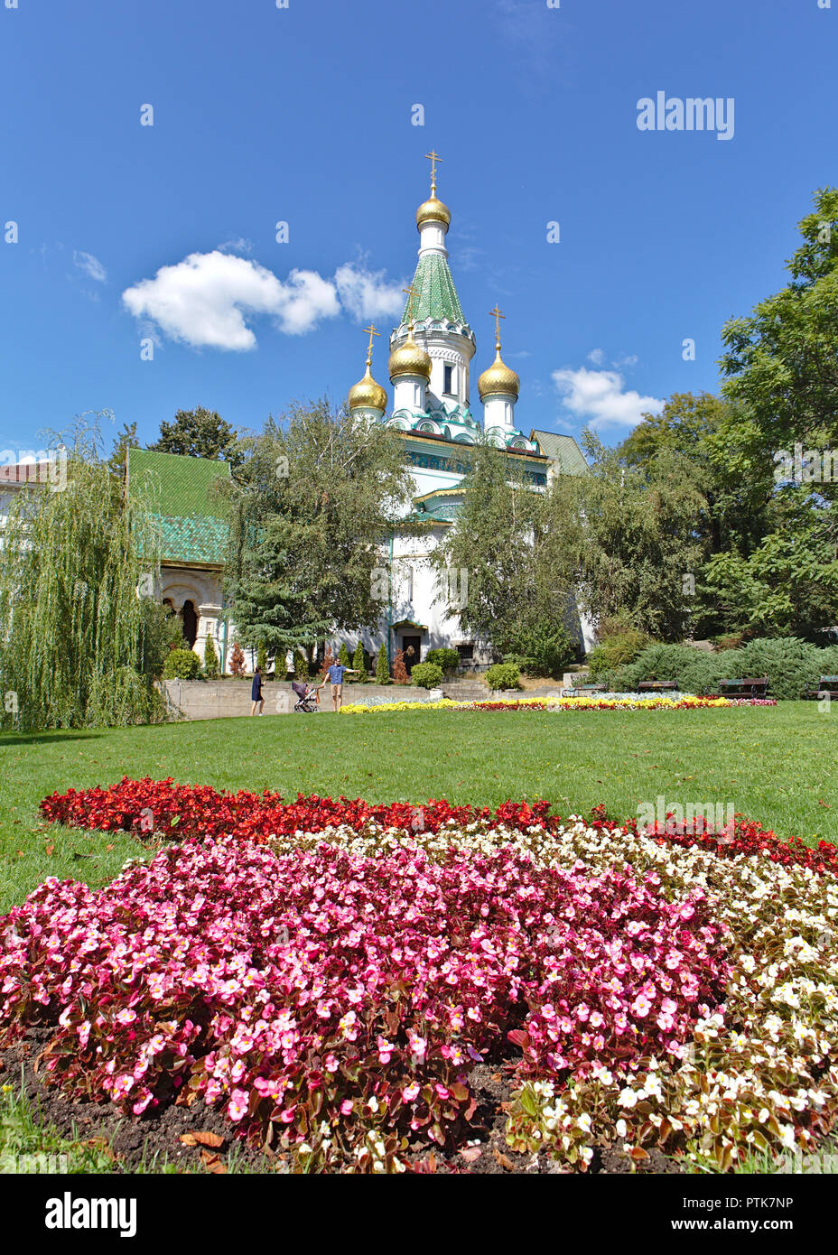 Vue de l'Église russe avec jardin de fleurs rose en premier plan Banque D'Images