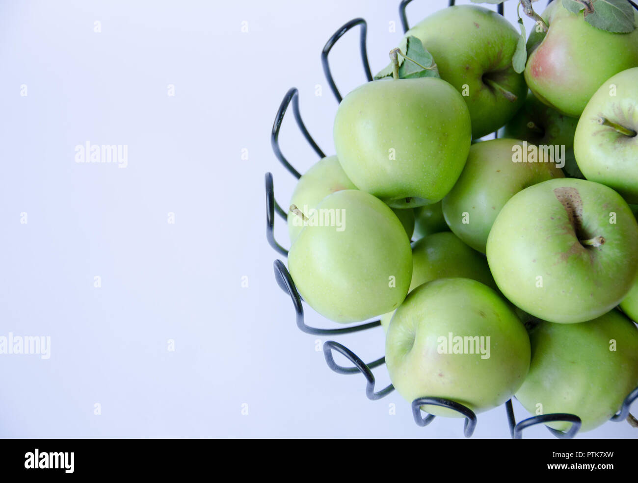 Groupe de pomme verte avec des feuilles sur fond blanc Banque D'Images Groupe de pomme verte avec des feuilles sur fond blanc Banque D'Images