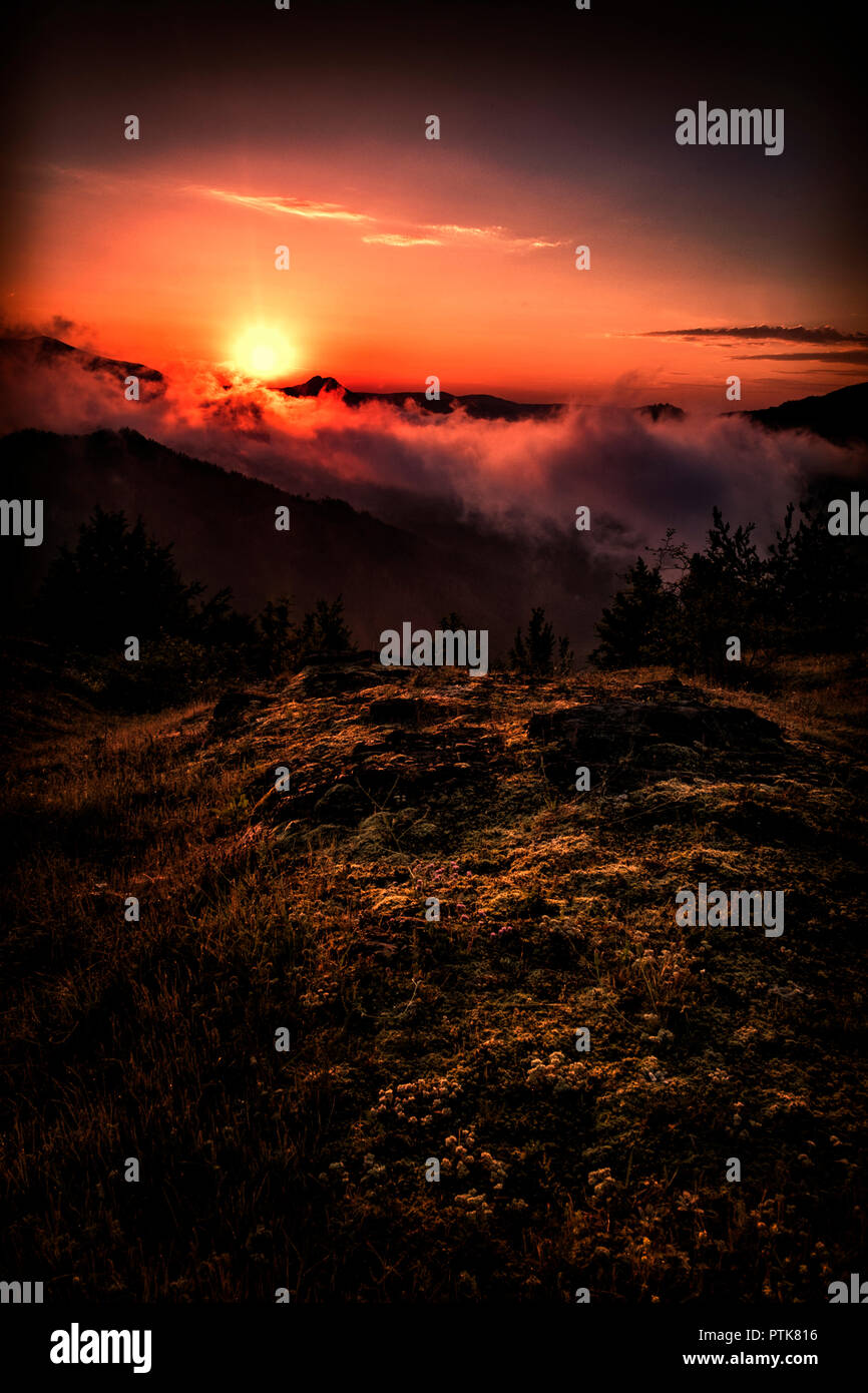 Lever du soleil dans les montagnes des Rhodopes de l'Est dans le sud-est de la Bulgarie Banque D'Images