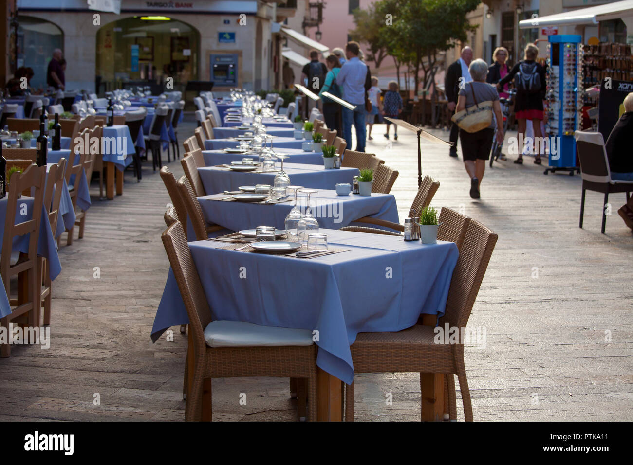 ALCUDIA, Majorque, ESPAGNE - Octobre 2nd, 2018 : Les gens aiment manger dehors et shightseeing dans la vieille ville d'Alcudia Banque D'Images