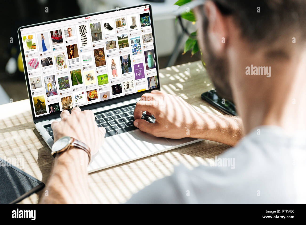 Vue partielle de l'homme à l'aide d'un ordinateur portable avec écran site sur pinterest Banque D'Images