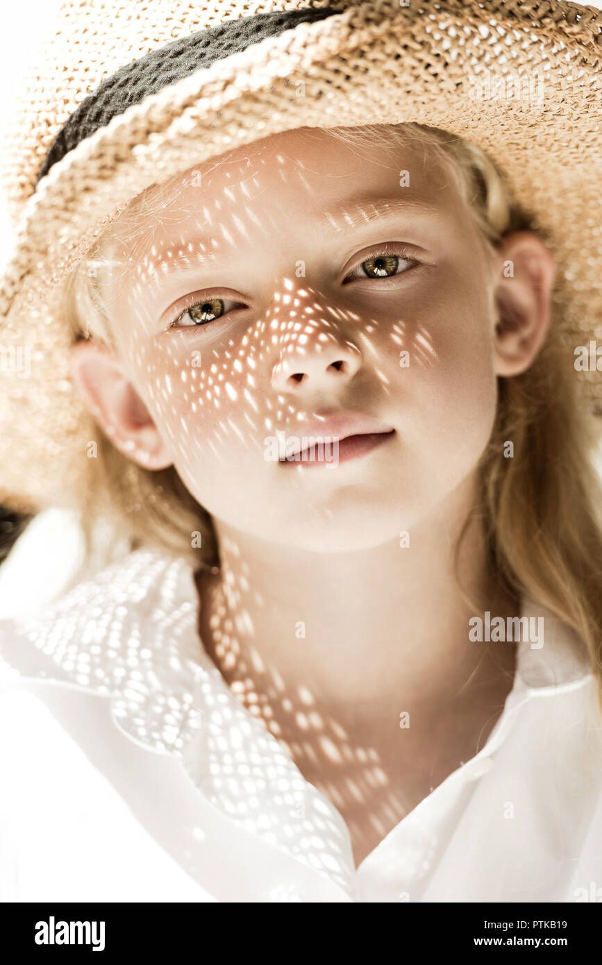 Close-up portrait of adorable Enfant en osier hat looking at camera Banque D'Images