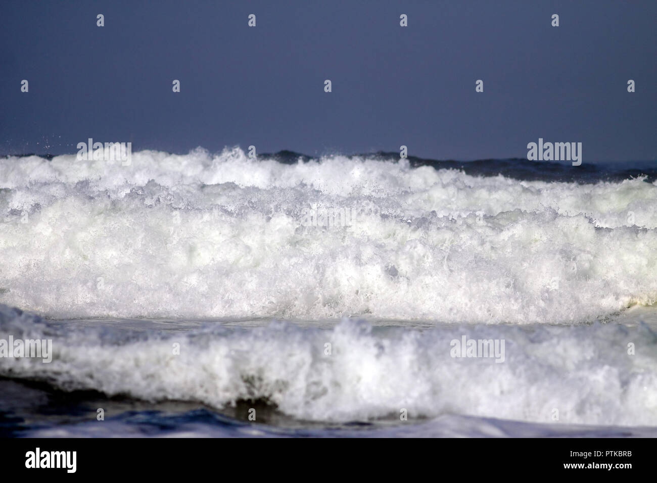 Blanc et vert intéressant les vagues contre ciel bleu profond Banque D'Images
