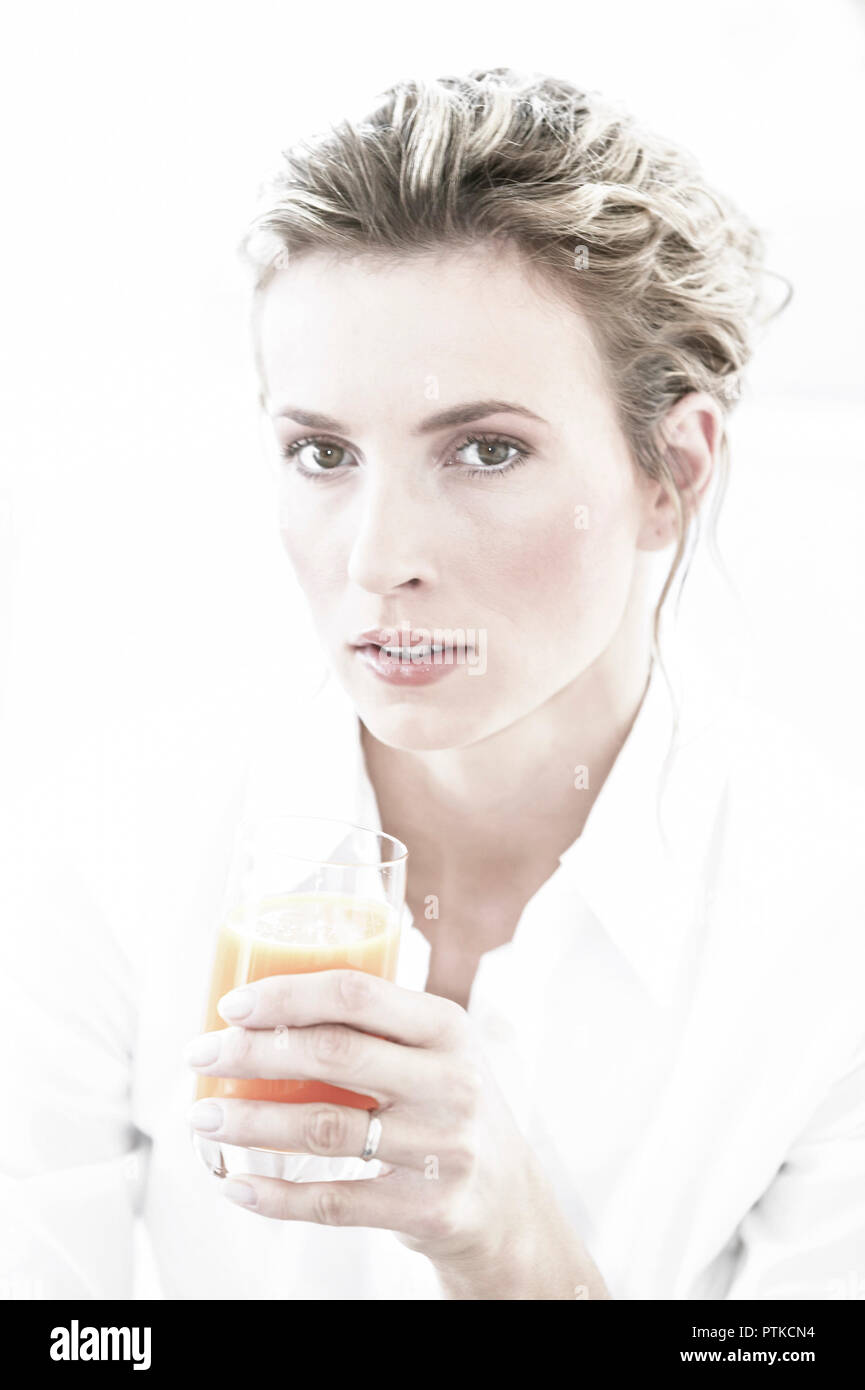 Frau Jung Fruchtsaft Trinken Portrait Glas Saftglas Orangensaft Saft Vitaminreich Getraenk Gesund Vitamine Vitamine C Durst Durstig Menschen (Mo Banque D'Images