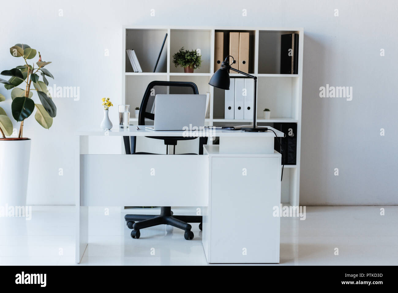 Intérieur de bureau moderne avec une table, des ordinateurs portables et tablettes avec dossiers Banque D'Images