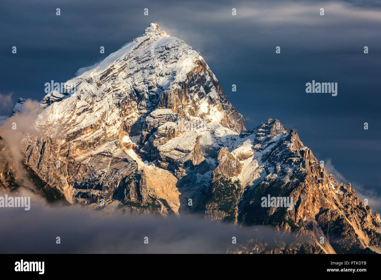 Monte Antelao (3263m) au-dessus de San Vito di Cadore (près de Cortina d'Ampezzo), est la deuxième plus haute montagne d'Dolomiti, également connu comme le roi des Banque D'Images