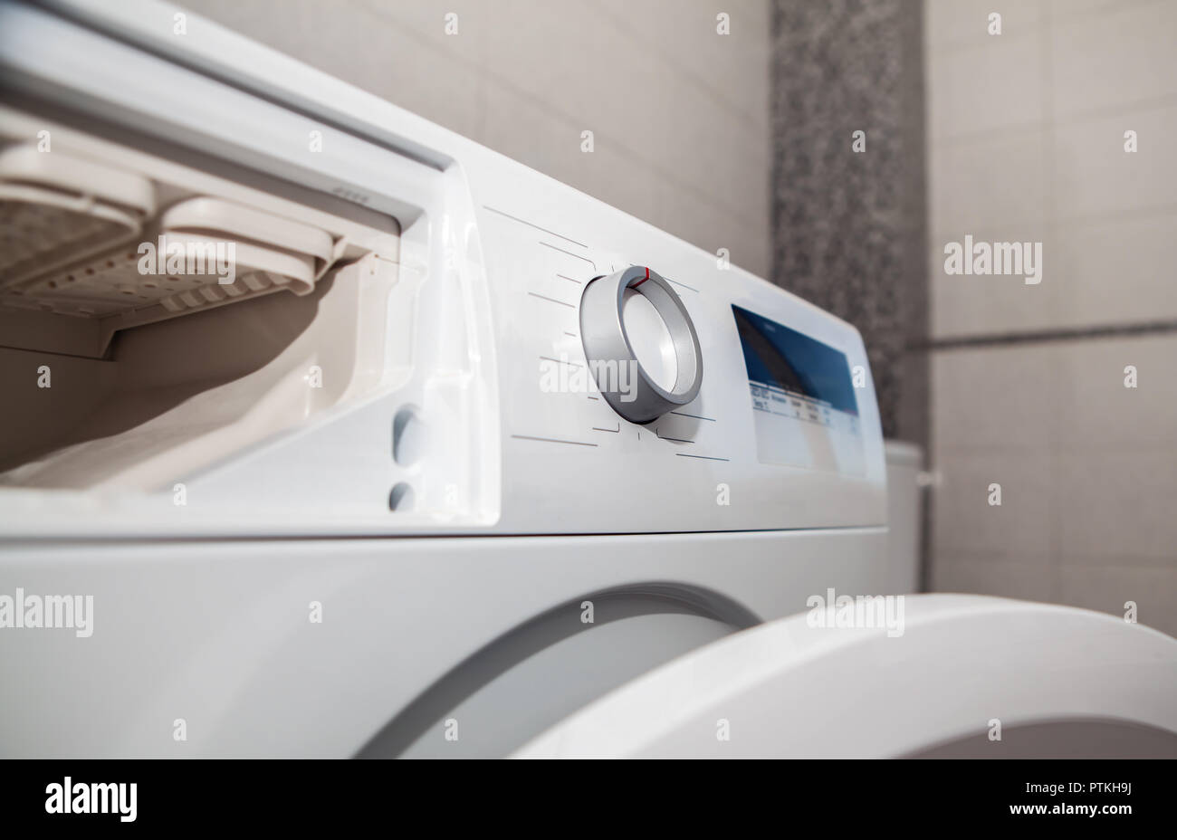 Panneau de contrôle sur machine à laver moderne Banque D'Images