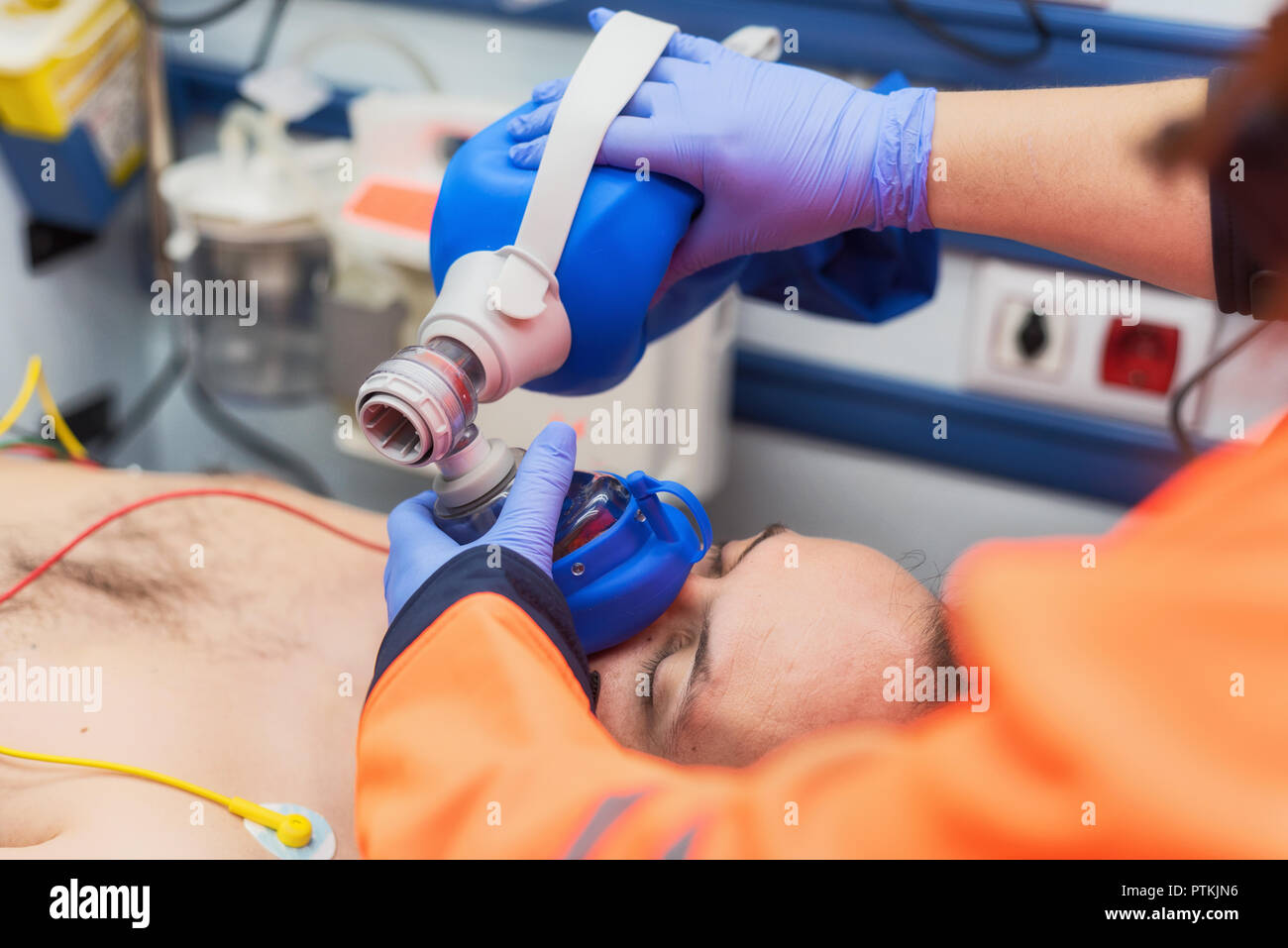 Urgence médicale dans l'ambulance. La réanimation en utilisant le robinet à main sac masque Banque D'Images