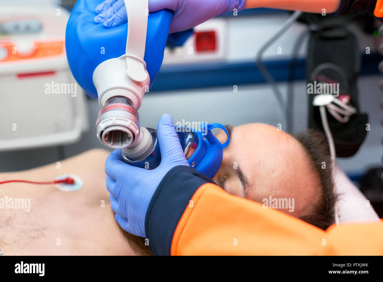 Urgence médicale dans l'ambulance. La réanimation en utilisant le robinet à main sac masque Banque D'Images