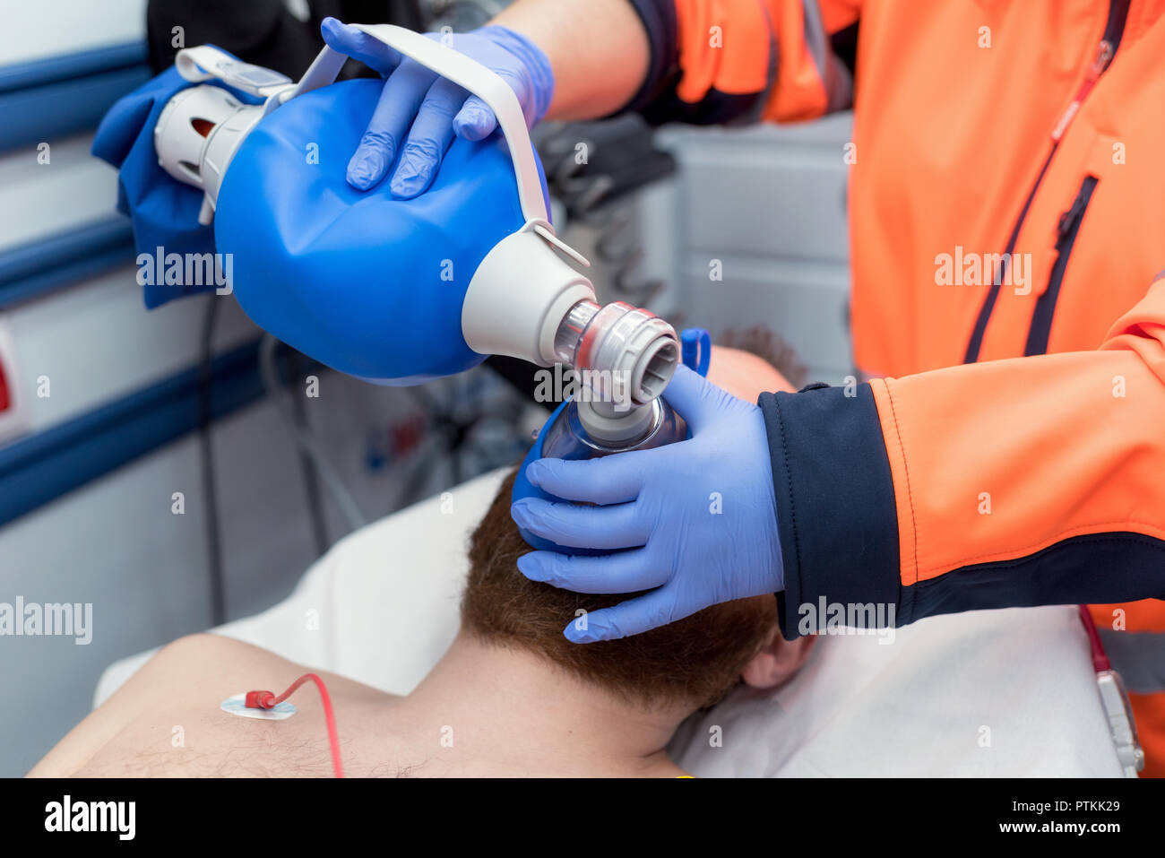Urgence médicale dans l'ambulance. La réanimation en utilisant le robinet à main sac masque Banque D'Images