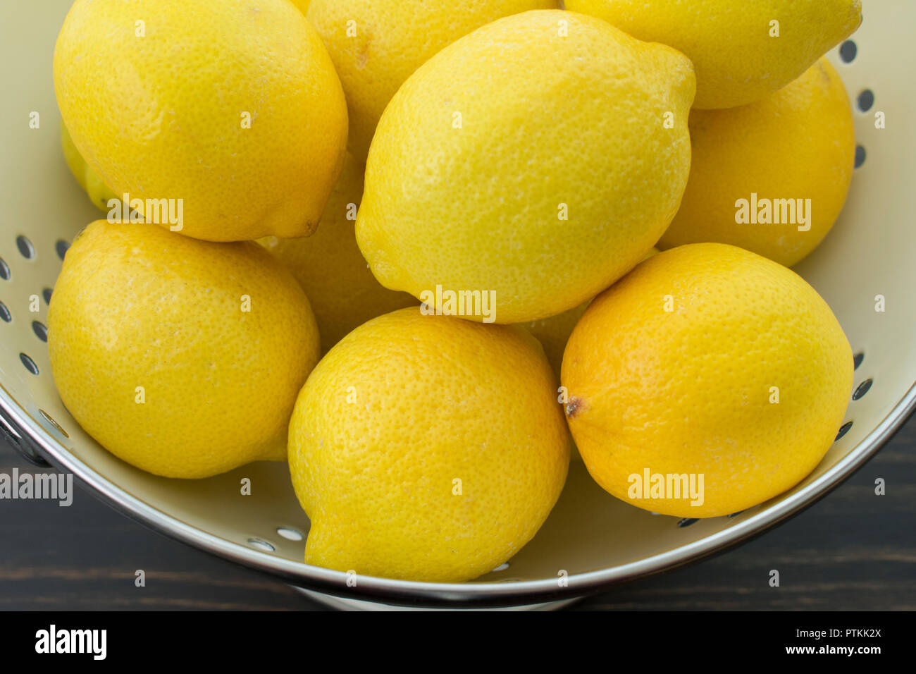 Les citrons dans une passoire Banque D'Images