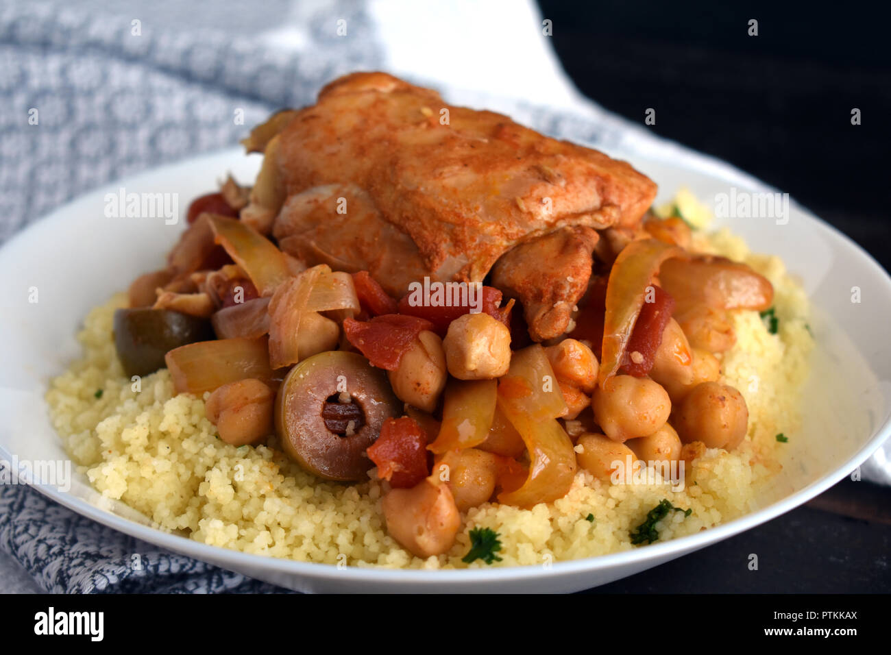 Ragoût de poulet marocain avec couscous et pois chiches Photo Stock Alamy