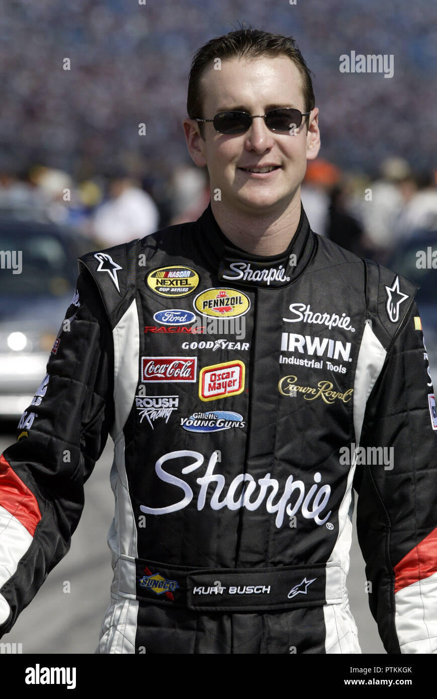 Kurt Busch en allant à sa voiture le pit road, avant le début de la Gatorade Duel NASCAR # 1, à la Daytona International Speedway de Daytona Beach, Floride, le 17 février 2005. Banque D'Images