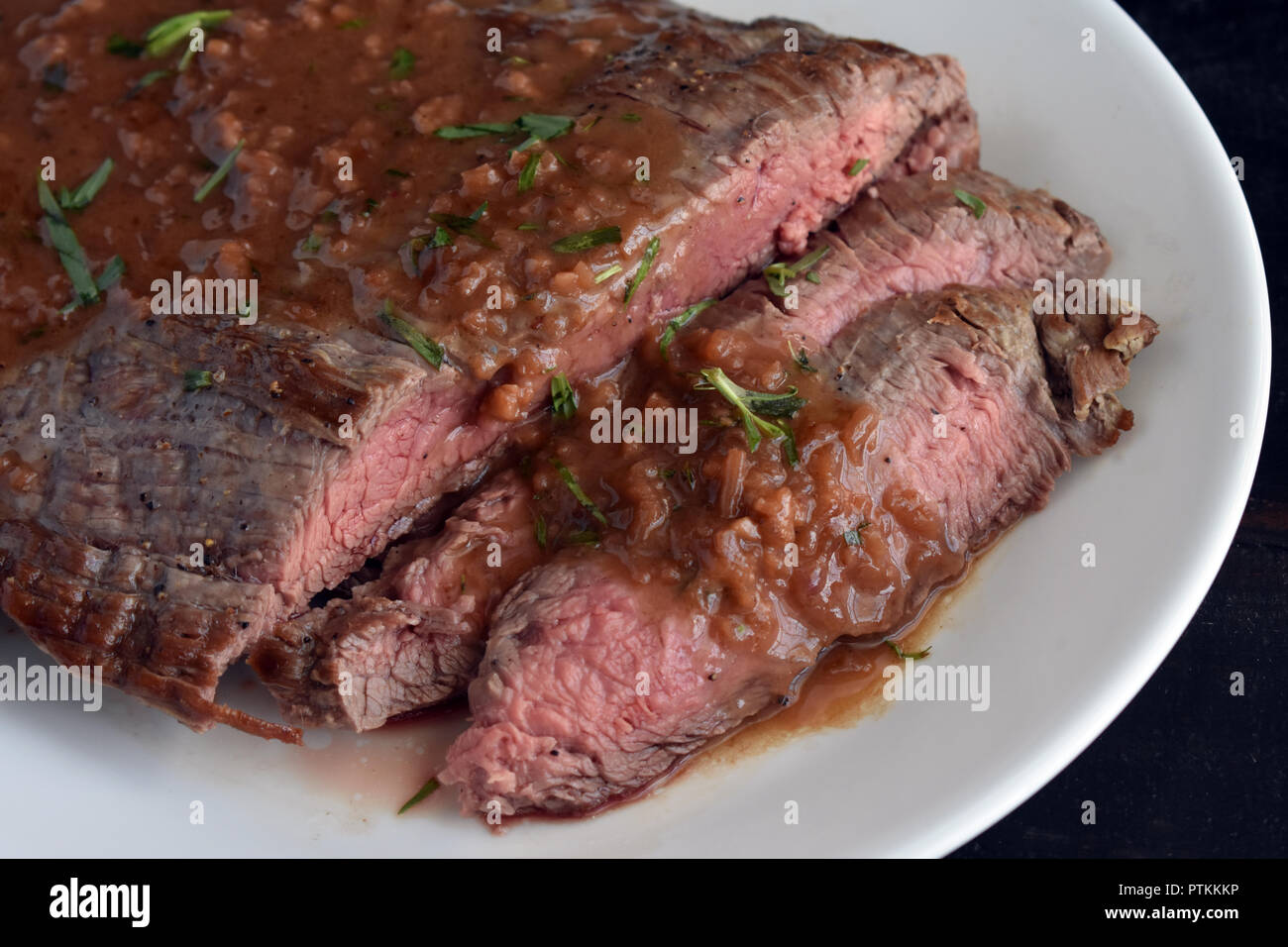 Bavette de boeuf poêlé avec Sauce Shallot-Mustard Banque D'Images