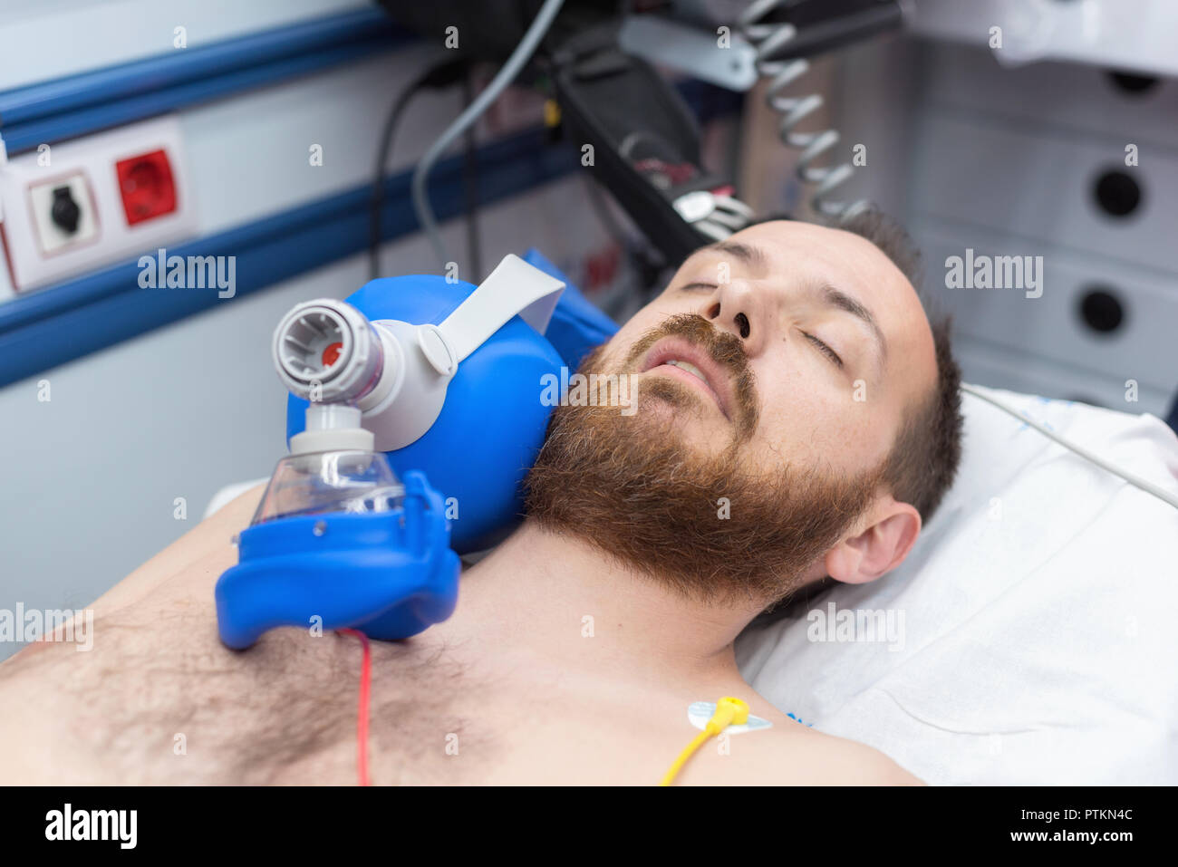 Urgence médicale dans l'ambulance. La réanimation en utilisant le robinet à main sac masque Banque D'Images