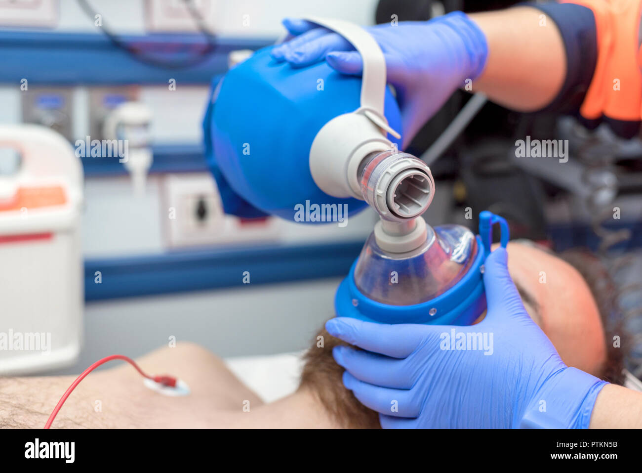Urgence médicale dans l'ambulance. La réanimation en utilisant le robinet à main sac masque Banque D'Images